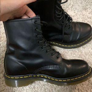 Dr. Martens women’s lace up leather boots size:9